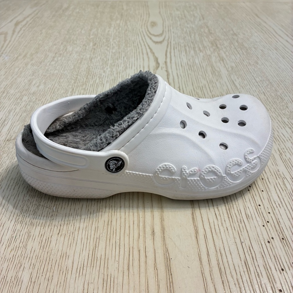 Crocs Classic Baya Fur Lined Clogs Shoes (White/Grey) - Picture 13 of 14